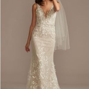 Elegant Ivory Lace Wedding Dress with Leaves Appliqué